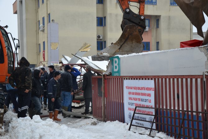 Biga'da kapalı pazar yerinin çatısı çöktü