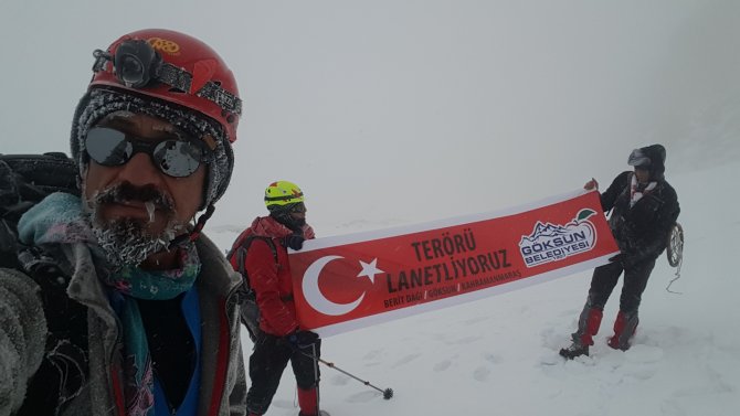 Dağcılar teröre tepki için 3 bin metreye tırmandı