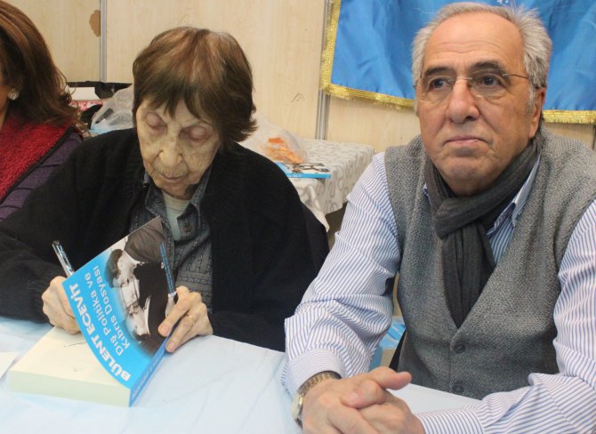 Rahşan Ecevit eşinin kitaplarını imzaladı