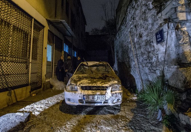 İzmir'de bahçe duvarı araçların üzerine yıkıldı