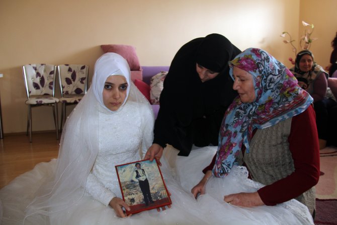 Gelinliğiyle babasının mezarına gitti