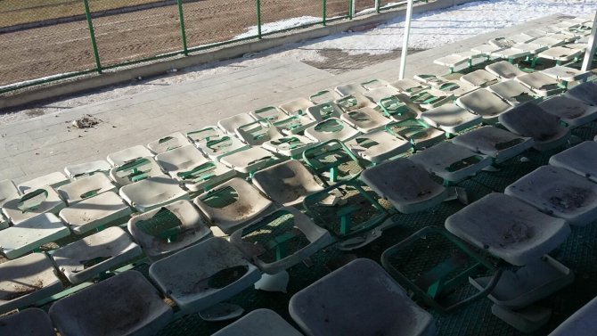 Karapınar'da stadyumda koltuklar kırıldı