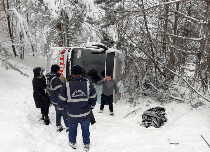 Sinop'ta yolcu otobüsü şarampole devrildi: 1 yaralı