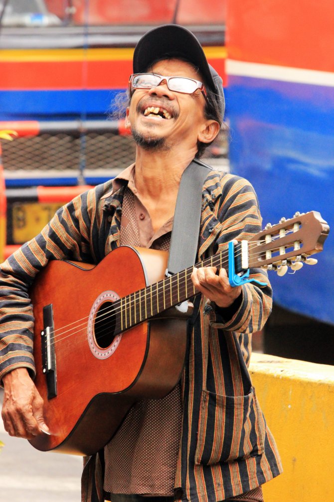 Endonezya'da minibüslerde "canlı müzik" keyfi