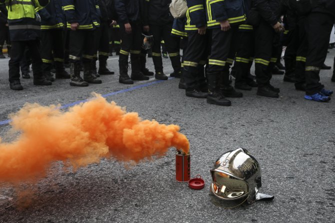 Yunan itfaiyecilerden bakanlık işgali