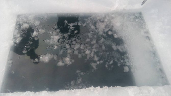 Balıkçılar, Beyşehir Gölü'ndeki buzu kırıp avlanıyor