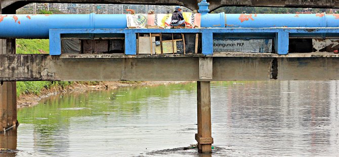 Cakarta'da evsizlerin köprü altlarında yaşam mücadelesi