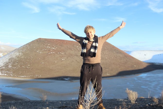 Ukraynalı turist buzla kaplı gölde yüzdü