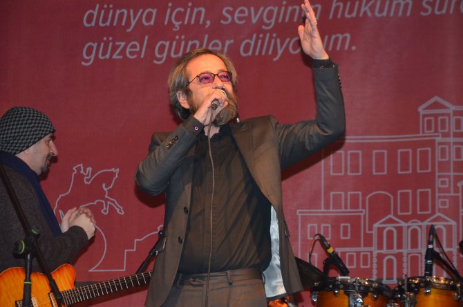 Sevgililer Günü konserinde sürpriz evlenme teklifi