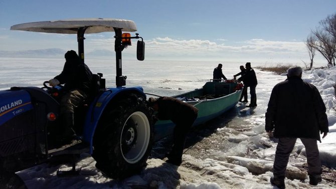 Beyşehirli balıkçılar donun çözülmesini bekliyor
