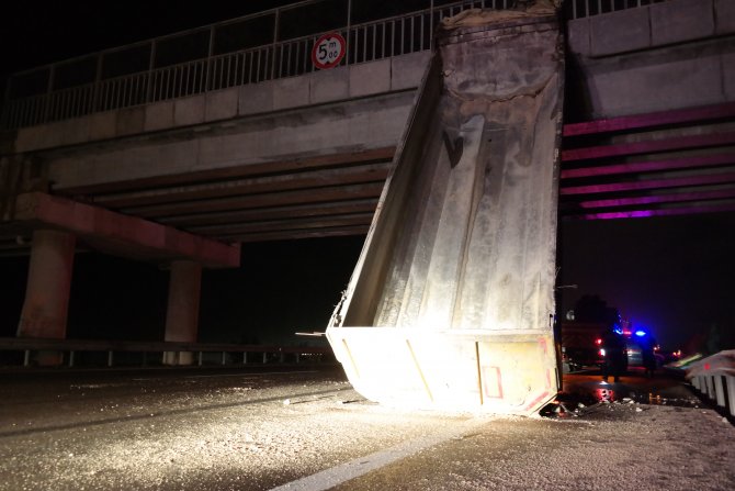 GÜNCELLEME - Damperi köprüye asılı kalan tıra otomobil çarptı