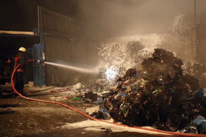 Sultangazi'de depo yangını