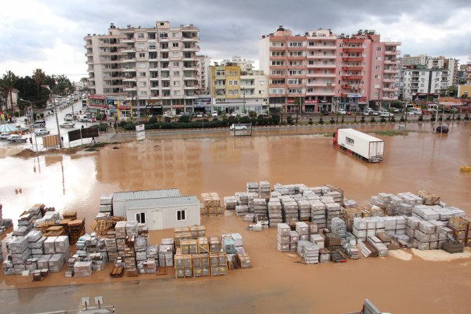 Mersin'de yağışın etkileri giderilmeye çalışılıyor