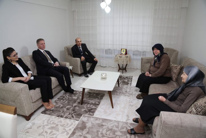 Vali Gül, bağışçı Katurman'a gümüş madalyasını verdi