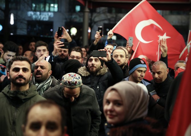 Bakan Çavuşoğlu'na Berlin'de coşkulu karşılama