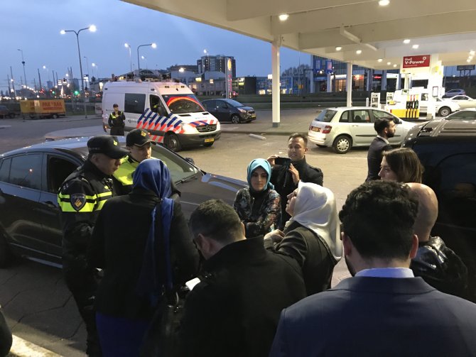 Hollanda'da Bakan Kaya'yı takip eden AA ve TRT aracına polis engeli