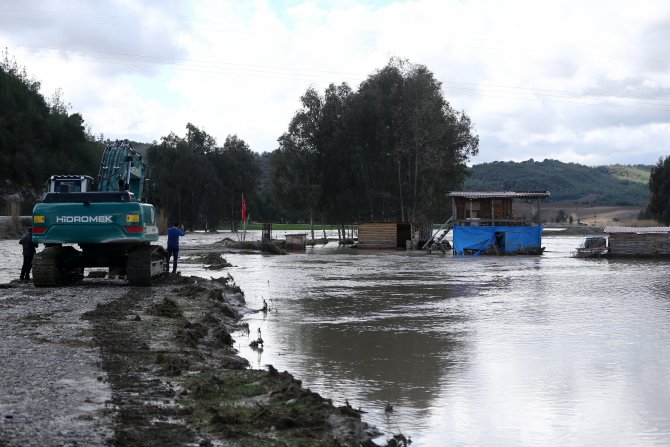 Sular altında kalan çiftlikte tavuklar telef oldu