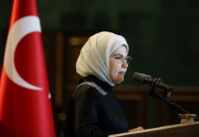 Emine Erdoğan, iş kadınları, kadın sanatçı ve sporculara yemek verdi