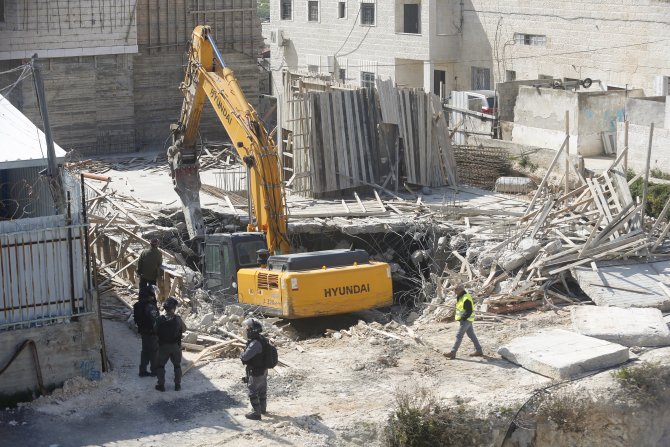 İsrail Filistinlilere ait bir binayı yıktı