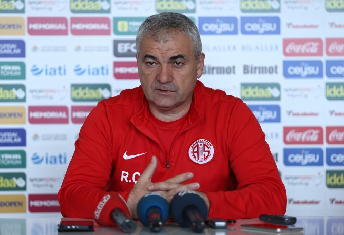 "Beşiktaş'ın Olympiakos'la oynaması bizim için avantaj değil"