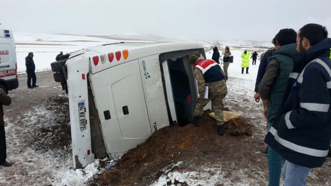 Cenazeden dönenleri taşıyan midibüs devrildi: 2 ölü, 5 yaralı