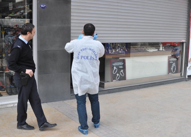 İzmir'de kuyumcu dükkanından silahlı soygun