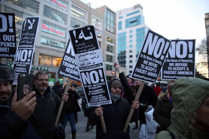 New York'ta Trump'ı protesto eden gruba polis müdahalesi