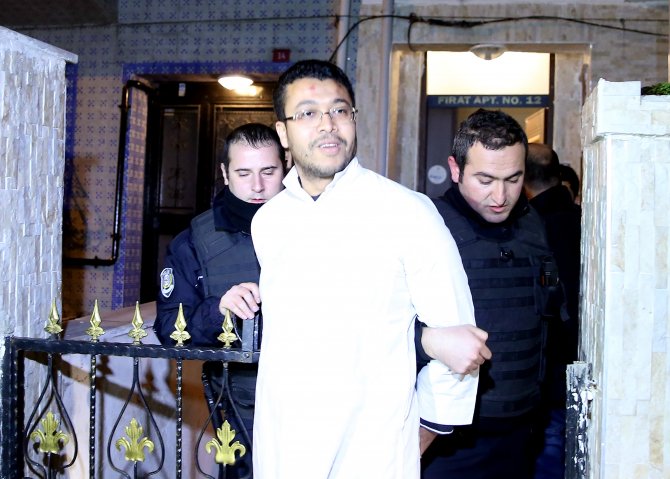 Kapıyı açmayan şüpheli polisi alarma geçirdi