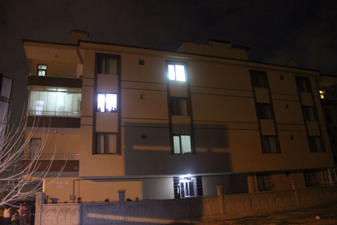 İstinat duvarı yıkıldı, 3 katlı bina boşaltıldı