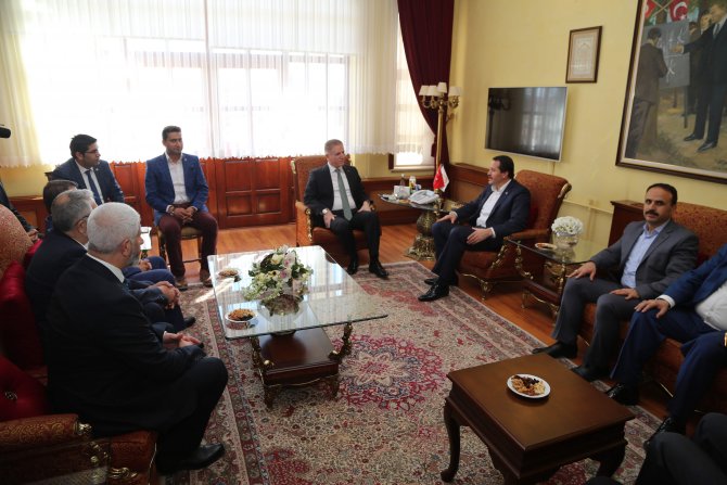 Vali Gül'ün Memur-Sen Genel Başkanı Yalçın'ı kabulü