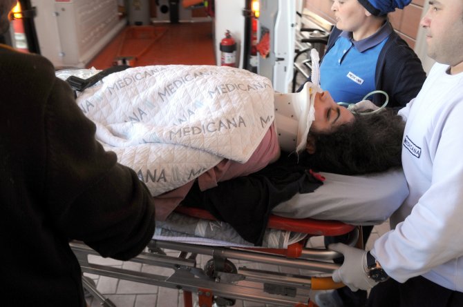 Eşarbını halı dokuma makinesine kaptırdı