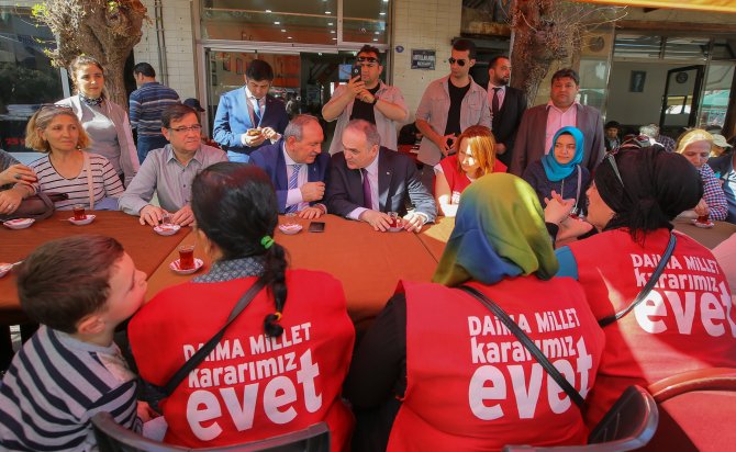 Bakan Özlü İzmir’de gençlerle buluştu