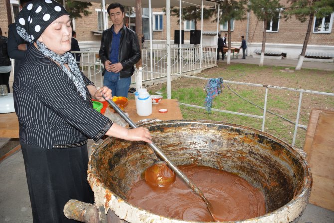 Özbekler ilkbaharı "Sümelek" tatlısıyla karşılıyor