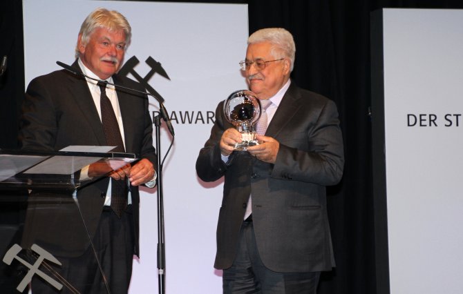 Almanya'da Filistin Devlet Başkanı Abbas'a ödül