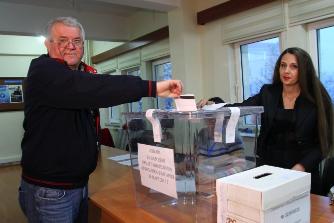 Bulgaristan vatandaşları oylarını kullanıyor