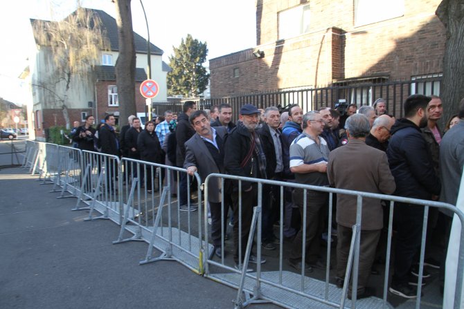 Avrupa'daki Türkler halk oylaması için sandık başında