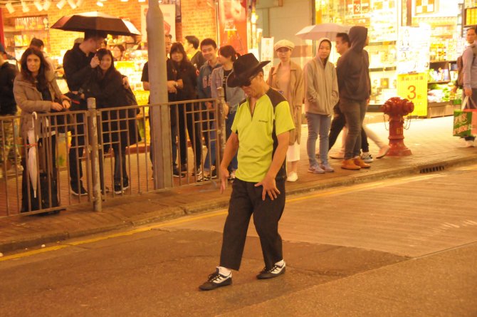 Hong Kong'da "şemsiye devrimi" sokaklarında dans ve müzik