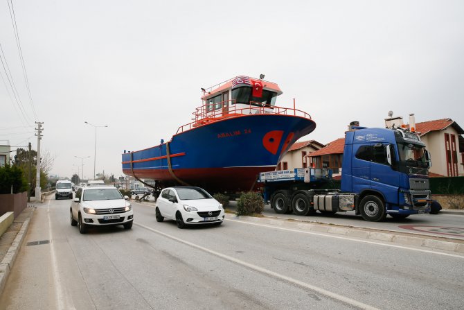 Tekne taşıyan tır arıza yapınca trafik durdu