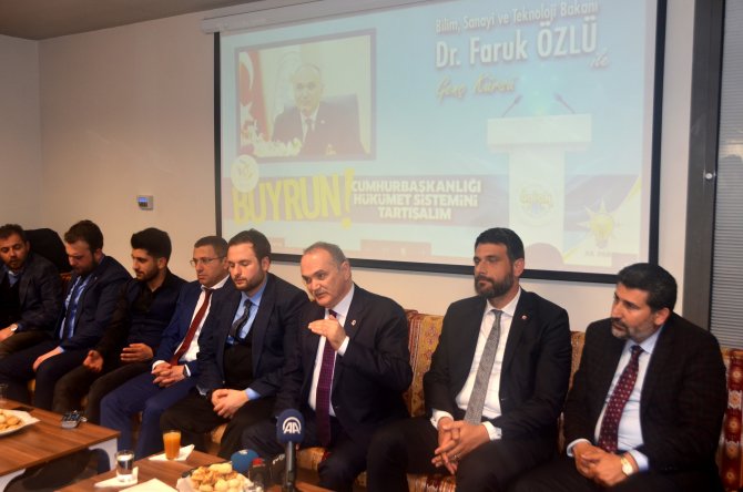 Bakan Özlü, Kocaeli'de gençlerle buluştu