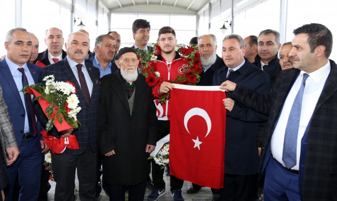 Şampiyon güreşçiye coşkulu karşılama