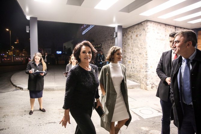 DÜZELTME - "Başbakan Yıldırım, sanatçılarla bir araya geldi" başlıklı haberimizde sanatçı Muazzez Ersoy'un ismi, sehven "Muazzez Abacı" olarak yer almıştır. Haberimizi düzelterek yeniden yayımlıyoruz. Saygılarımızla. AA