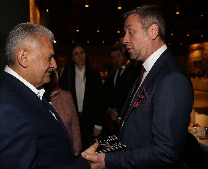 Başbakan Yıldırım, sanatçılarla bir araya geldi