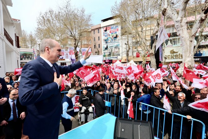 Kurtulmuş, Pendik'te "Evet" ve "Hayır" stantlarını ziyaret etti