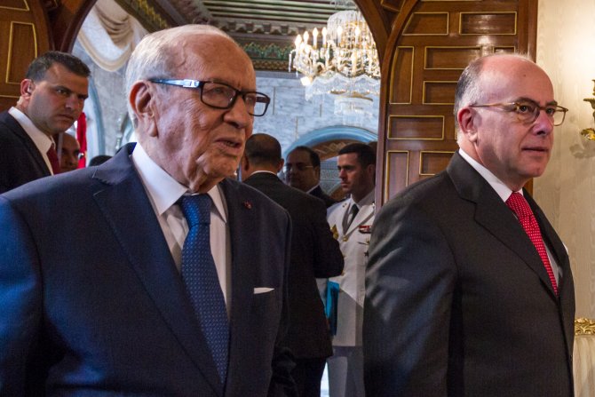 Fransa Başbakanı Cazeneuve Tunus'ta