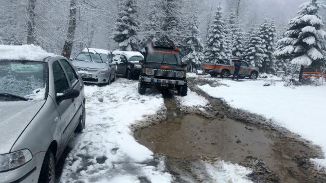 Yaylada kar nedeniyle mahsur kalan 12 kişi kurtarıldı