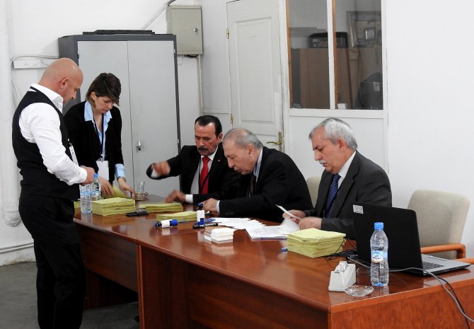 Cezayir'deki Türk seçmenler sandık başında