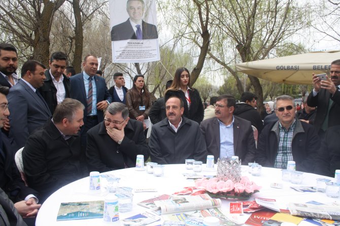 DÜZELTME "Gölbaşı'nda bahar şenliği" başlıklı haberimizin 5. paragrafındaki "Alparslan" ismi "AK Parti Ankara Milletvekili Ahmet Gündoğdu" olarak düzeltilmiştir. Haberimizi düzelterek yeniden yayımlıyoruz. SaygılarımızlaAA