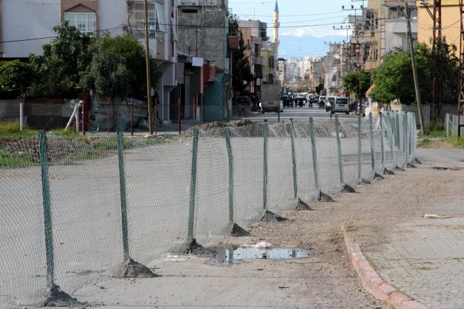 Arsasından geçtiğini iddia ettiği yolu trafiğe kapattı