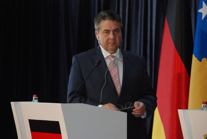 Almanya Dışişleri Bakanı Gabriel Kosova'da