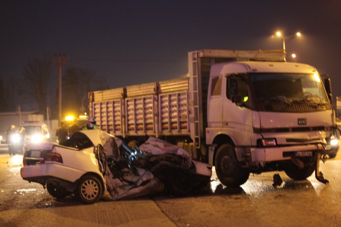 Bolu'da kamyon ile otomobil çarpıştı: 1 ölü